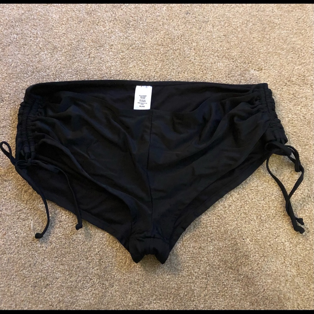 High cut swimsuit bottoms